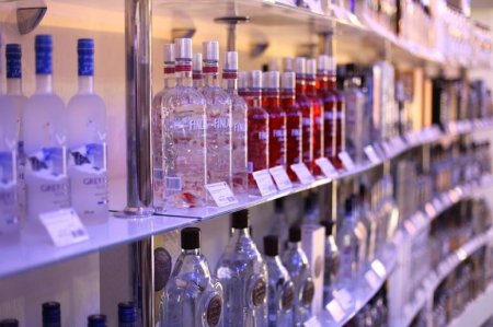 Правительство поручило поднять розничную цену на водку в России до 205 рублей