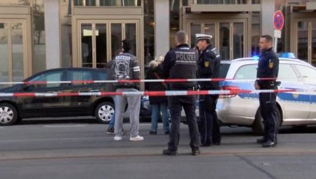 В Германии в городе Ферден неизвестный на автомобиле протаранил 9 апреля здание ратуши