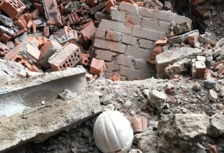 В Алтайском крае в селе Новичиха воспитанников детского сада №1 «Искринка» 17 апреля привалило кирпичной стеной