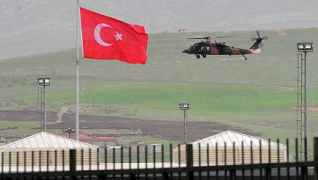 В Турции 18 апреля в провинции Тунджели разбился полицейский вертолет с 14 пассажирами на борту