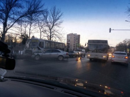 В Петербурге на проспекте Ленина в Красносельском районе 21 апреля произошло ДТП с маршруткой, 9 человек пострадали