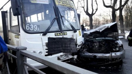 В Петербурге на проспекте Ленина в Красносельском районе 21 апреля произошло ДТП с маршруткой, 9 человек пострадали