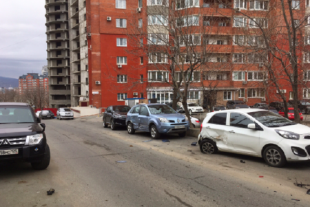 Во Владивостоке 23 апреля девушка на Mercedes Benz столкнулась с 11 автомобилями. ВИДЕО