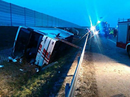 В Польше на трассе А2 возле Лодзи 25 апреля перевернулся автобус с белорусскими туристами, список пострадавших