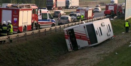 В Польше на трассе А2 возле Лодзи 25 апреля перевернулся автобус с белорусскими туристами, список пострадавших