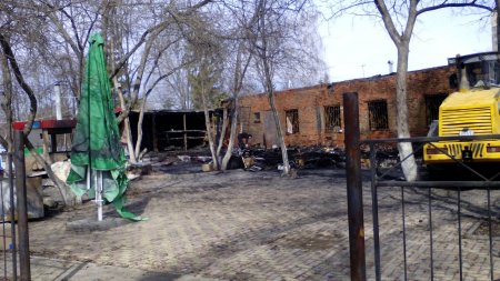 В Уфе в ночь на 26 апреля сгорело летнее кафе на улице Черниковской. ФОТО, ВИДЕО