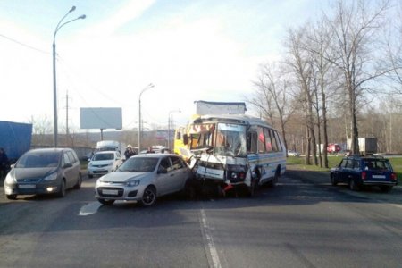 В Жигулевске Самарской области на трассе М5 «Урал» 27 апреля произошло ДТП с 14 автомобилями. ВИДЕО, ФОТО
