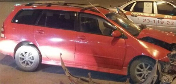 В Красноярске грузовая машина врезалась в автомобиль с детьми