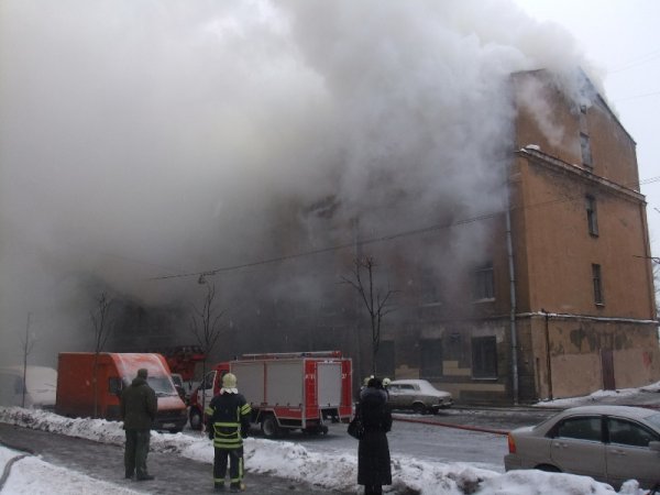 Из пылающего общежития в Санкт-Петербурге пожарные спасли шесть человек