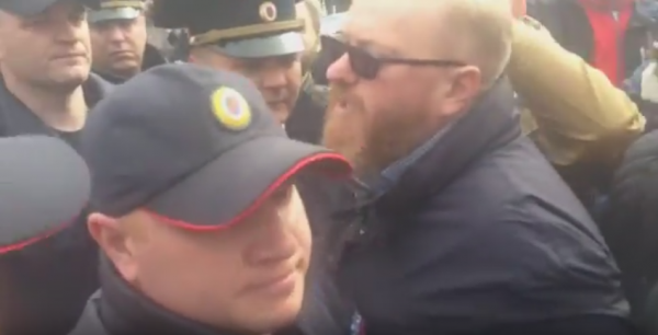 Милонов устроил провокацию во время шествия ЛГБТ-активистов в Петербурге