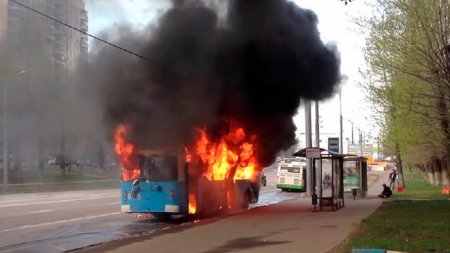 На Севастопольском проспекте в Москве 2 мая загорелся троллейбус с пассажирами