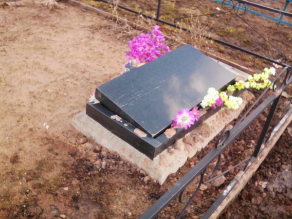 Вандалы разгромили надгробия на кладбище в Татарстане