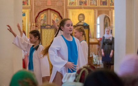 Видео с танцами и акробатикой в храме в Перемышльском районе Калужской области взорвало соцсети