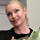 Опухшая Анастасия Волочкова прикрыла голую грудь котом