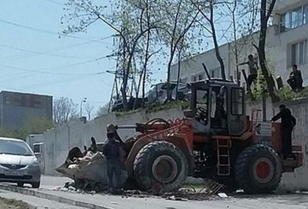 Трактор рухнул с подпорной стены во Владивостоке