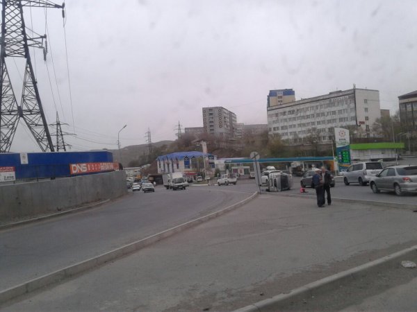В результате ДТП на улице Владивостока перевернулась Toyota Cami