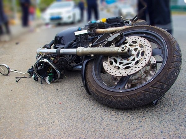 В Москве из-за бордюра погиб мотоциклист