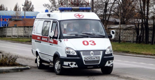В Ростове автомобиль «скорой» перевернулся после столкновения с такси