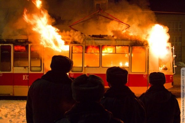 В Красноярске во время движения вспыхнул трамвай с людьми