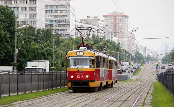 В Москве девушка из-за спешки поскользнулась и выбила головой стекло трамвая