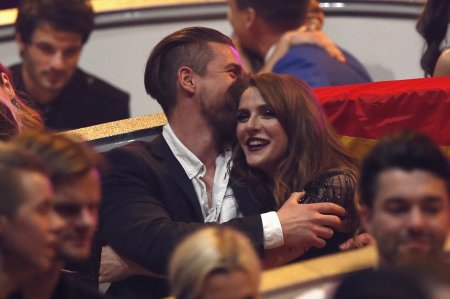 Участнице «Евровидения 2017» из Македонии Яне Бурческе сделали предложение в прямом эфире. ВИДЕО