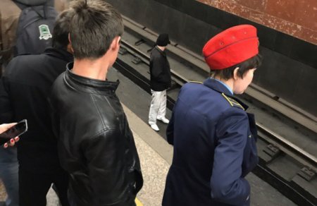 В Санкт-Петербурге на станции «Площадь Восстания» мужчина 12 мая прыгнул на рельсы. ФОТО