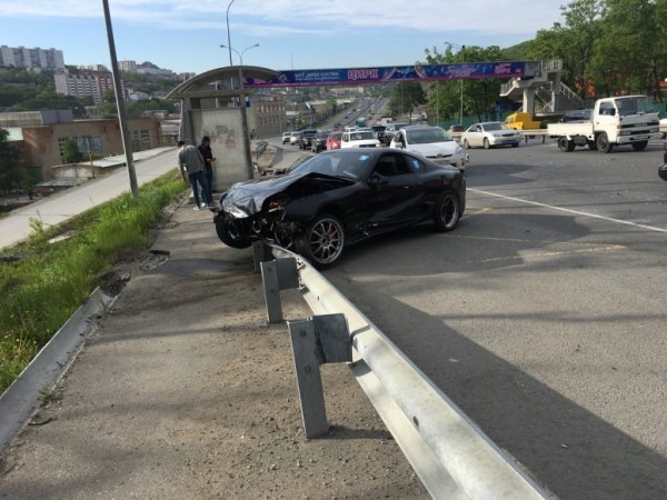 Во Владивостоке два автомобиля столкнулись во время уличных гонок