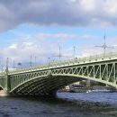 На Троицком мосту перекрыли движение из-за подозрительной канистры