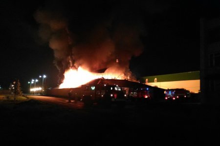 В Камышлове Свердловской области 26 мая сгорел вещевой рынок. ФОТО, ВИДЕО