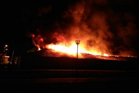 В Камышлове Свердловской области 26 мая сгорел вещевой рынок. ФОТО, ВИДЕО