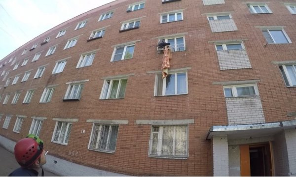 В Ярославле мужчине пришлось прятаться от невидимого существа за окном квартиры