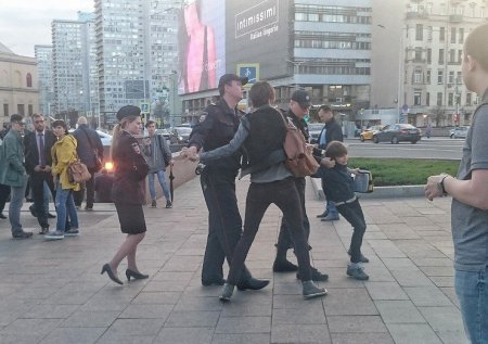 В центре Москвы полиция грубо задержала 9-летнего мальчика, читающего стихи. ВИДЕО