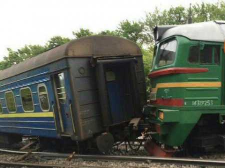 В Украине пассажирский поезд Киев - Каменец-Подольский столкнулся с локомотивом, пострадали дети