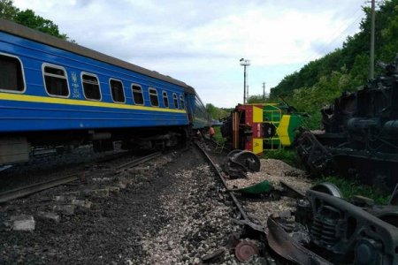 В Украине пассажирский поезд Киев - Каменец-Подольский столкнулся с локомотивом, пострадали дети