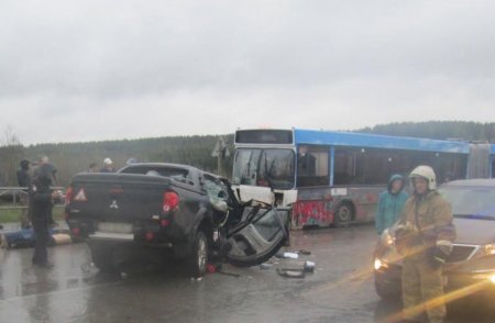 В Березниках Пермского края у «Оранж молла» 27 мая произошло ДТП с пикапом и автобусом «МАЗ», есть жертвы. ВИДЕО, ФОТО