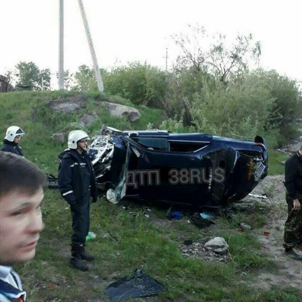 Toyota Mark II слетела с моста в Иркутске, двое погибли