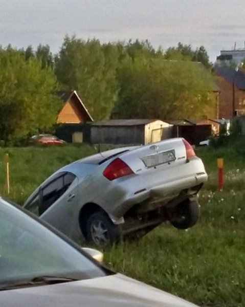 В Новосибирске девушка на машине воткнулась в яму у дороги