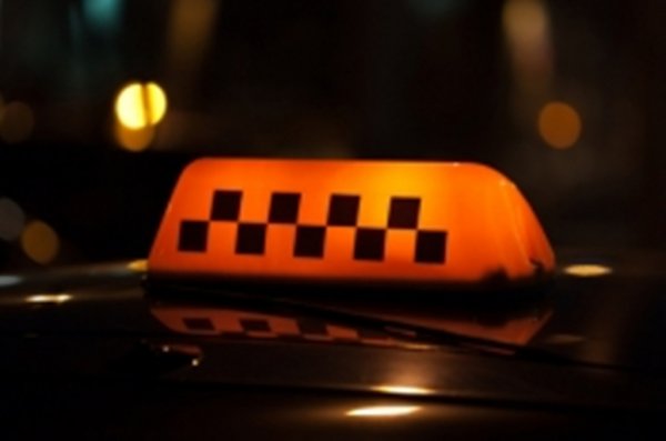 Во Владивостоке мужчина голышом запрыгнул в такси