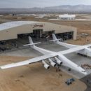 Видео: В США самый большой самолет в мире Stratolaunch покинул ангар