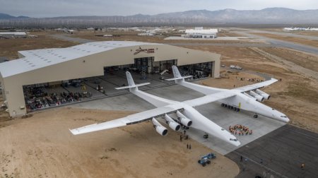 Видео: В США самый большой самолет в мире Stratolaunch покинул ангар