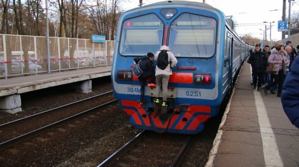 В Казани едва не убило током катавшихся на крыше поезда подростков