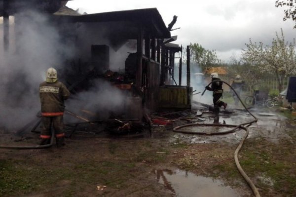 В Тверской области мужчина спас из огня супругу и 9 детей