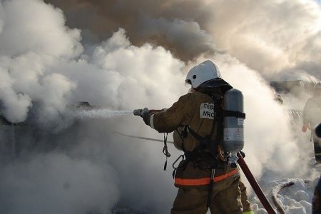 В Мясниковском районе Ростовской области в селе Крым 3 июня загорелся ангар