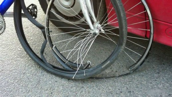 В Ростове автомобилист сбил двух велосипедисток-подростков и скрылся