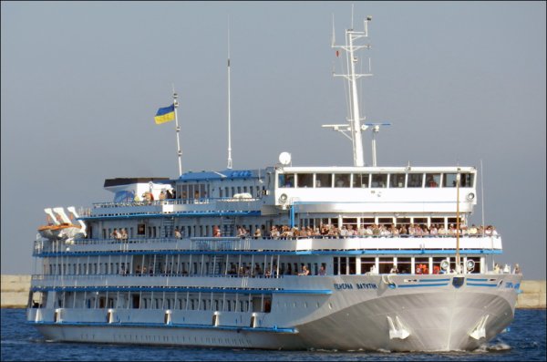 Украинский лайнер «Генерал Ватутин» изменил направление