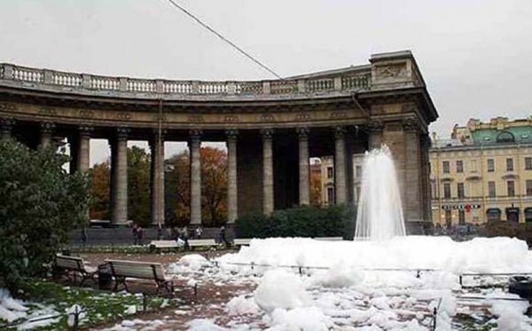 Неизвестные в Петербурге налили моющее средство в фонтан у Казанского собора