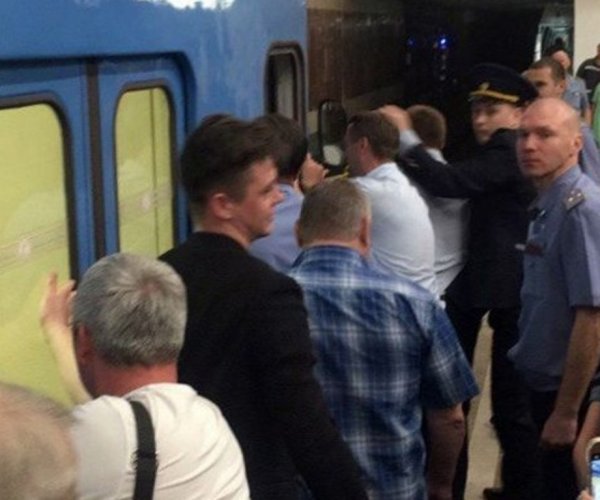 В метро Новосибирска пассажиры были вынуждены самостоятельно толкать поезд