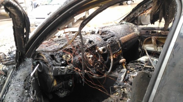В Ленобласти в результате ДТП водитель иномарки сгорел в машине