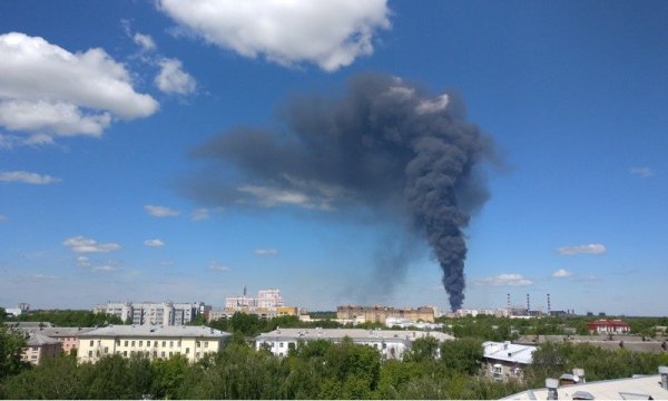 В Ярославле облако дыма от пожара движется на жилой район
