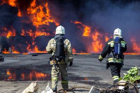 Пожар на складе горюче-смазочных материалов в Ярославле 9 июня 2017 года. ФОТО, ВИДЕО
